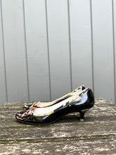 Load image into Gallery viewer, EMILIO PUCCI Patent Leather Silk Pucci Print Bow Kitten Heel Pumps