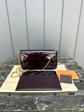 Load image into Gallery viewer, LOUIS VUITTON Monogram Amarante Vernis Felicie Pochette