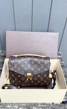 Load image into Gallery viewer, LOUIS VUITTON Monogram Pochette Metis