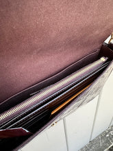 Load image into Gallery viewer, LOUIS VUITTON Monogram Amarante Vernis Felicie Pochette