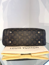 Load image into Gallery viewer, LOUIS VUITTON Monogram Pallas MM Bag in Pink