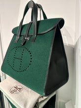 Load image into Gallery viewer, HERMÈS Feu2Dou Tote Vert Fonce Feutre &amp; Gulliver Leather
