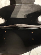 Load image into Gallery viewer, YUZEFI Box Leather Chain Links Shoulder Bag
