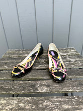 Load image into Gallery viewer, EMILIO PUCCI Patent Leather Silk Pucci Print Bow Kitten Heel Pumps
