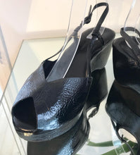 Load image into Gallery viewer, ROBERT DEL CARLO Patent Leather Platform Sandals
