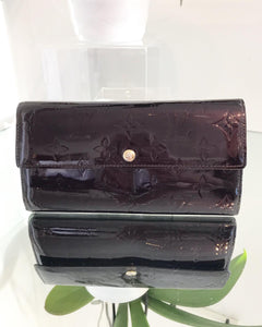 LOUIS VUITTON Amarante Monogram Vernis Sarah Wallet