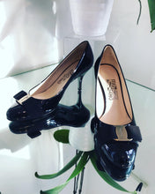 Load image into Gallery viewer, SALVATORE FERRAGAMO Vara Bow Mid-heel Pumps
