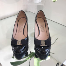 Load image into Gallery viewer, SALVATORE FERRAGAMO Vara Bow Mid-Heel Patent Leather Pumps
