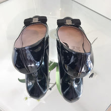 Load image into Gallery viewer, SALVATORE FERRAGAMO Vara Bow Mid-Heel Patent Leather Pumps
