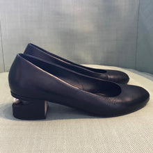 Load image into Gallery viewer, CHANEL Vintage Pearl Embellished Ballerinas in Black Leather
