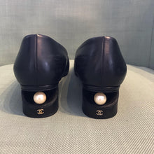 Load image into Gallery viewer, CHANEL Vintage Pearl Embellished Ballerinas in Black Leather
